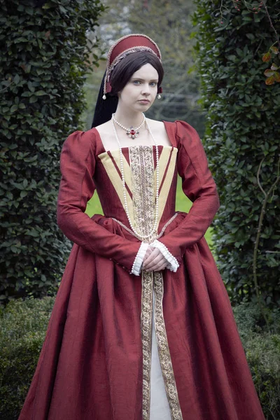 Mujer Tudor Pelo Oscuro Con Vestido Rojo — Foto de Stock