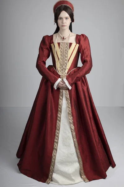 Μελαχρινή Τουόρ Γυναίκα Ένα Κόκκινο Φόρεμα — Φωτογραφία Αρχείου