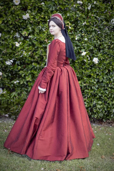 Tmavovlasá Tudor Žena Červených Šatech — Stock fotografie