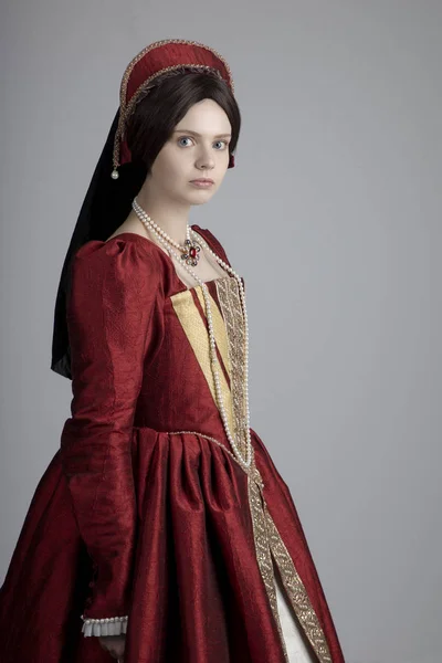 Donkerharige Tudor Vrouw Een Rode Jurk — Stockfoto