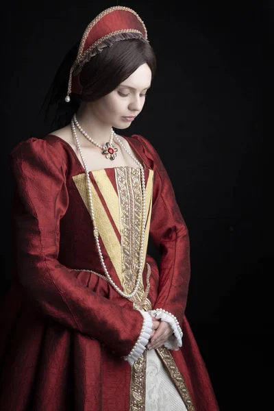 Tmavovlasá Tudor Žena Červených Šatech — Stock fotografie