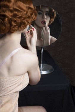 1950'lerin iç çamaşırlı kadını giyiniyor