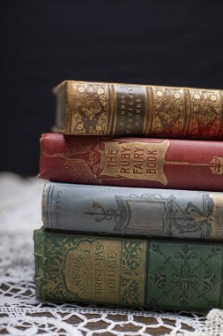Bir dantel doily üzerinde çay fincanı ve inci ile Kitaplar