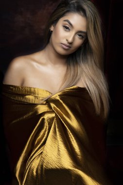 Altın sadan levha giyen güzel kadın