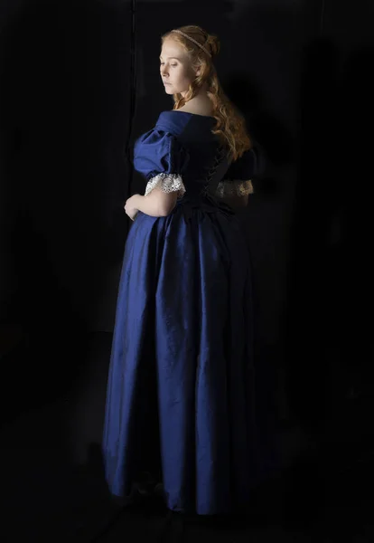 Γυναίκα Αναγέννηση Μπλε Μετάξι Φόρεμα — Φωτογραφία Αρχείου