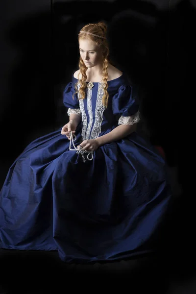 Γυναίκα Αναγέννηση Μπλε Μετάξι Φόρεμα — Φωτογραφία Αρχείου