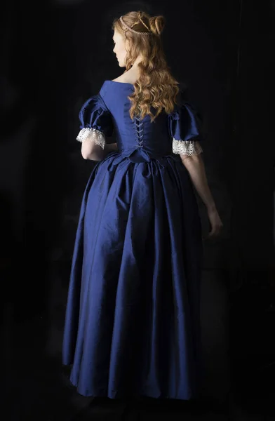 Mulher Renascentista Vestido Seda Azul — Fotografia de Stock