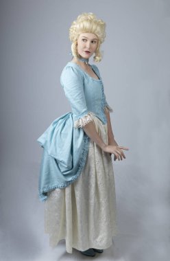 18. yüzyıl kadını sarı peruk ve mavi elbiseli