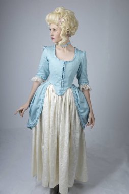 18. yüzyıl kadını sarı peruk ve mavi elbiseli