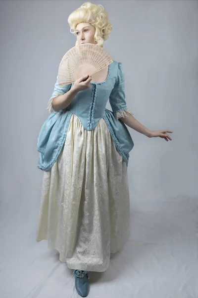 Žena Století Blond Paruce Modré Šaty — Stock fotografie