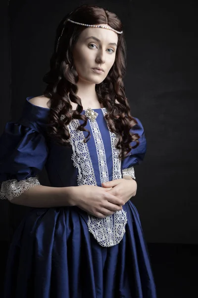 Renaissance Frau Blauen Seidenkleid — Stockfoto
