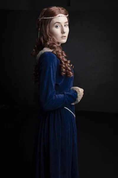 Μεσαιωνική Γυναίκα Ένα Μπλε Βελούδο Φόρεμα — Φωτογραφία Αρχείου