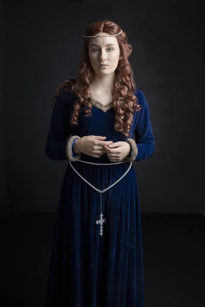 穿着蓝色天鹅绒连衣裙的中世纪妇女 — 图库照片