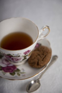 Vintage çay fincanı ve tabak ve bisküvi