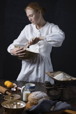 Viktorya dönemi kadını klasik bir mutfakta