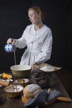 Viktorya dönemi kadını klasik bir mutfakta