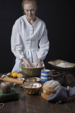 Viktorya dönemi kadını klasik bir mutfakta