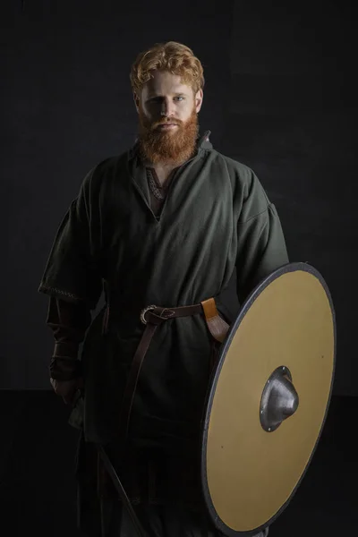 Kızıl Saçlı Sakallı Genç Viking — Stok fotoğraf