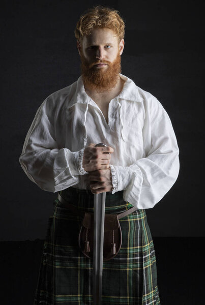 Молодой шотландец с рыжими волосами и бородой
