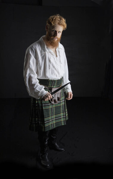 Молодой шотландец с рыжими волосами и бородой
