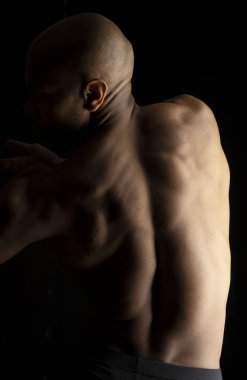 Çıplak vücutlu bir erkek dansçı.