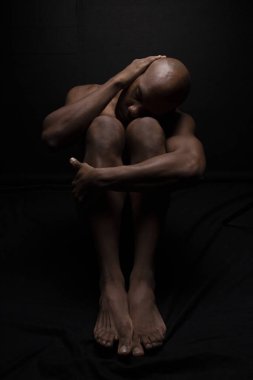 Çıplak vücutlu bir erkek dansçı.