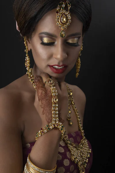 Sul Ásia Mulher Vestida Com Sari Com Jóias Ouro Mehendi — Fotografia de Stock