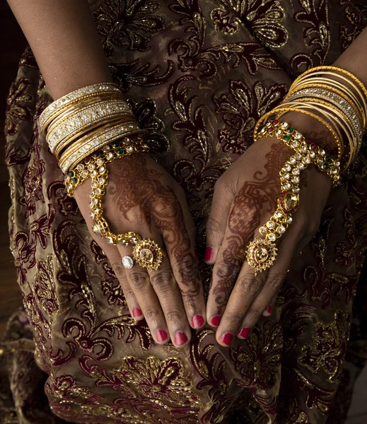 Południowo Azjatycka Kobieta Ubrana Sari Złotą Biżuterią Mehendi — Zdjęcie stockowe