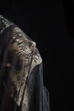 Siyahlar içinde Ürkütücü Viktorya dönemi kadını