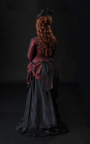 Eine Viktorianische Frau Rot Schwarzen Kleid Ensemble — Stockfoto