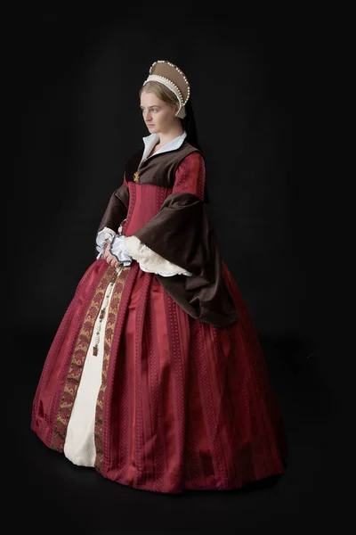 Uma Mulher Tudor Vestido Vermelho Marrom Contra Pano Fundo Preto — Fotografia de Stock