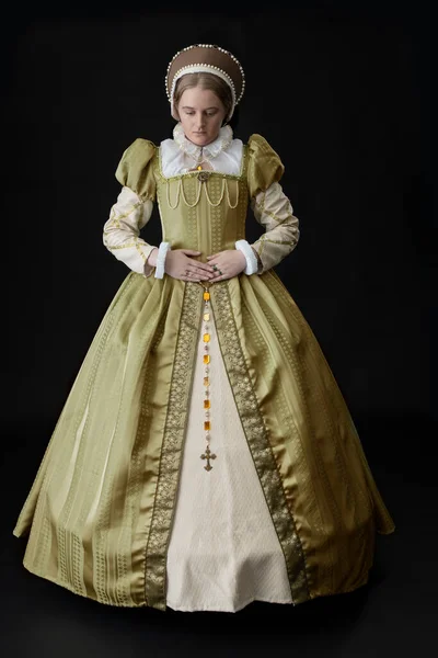 Una Mujer Tudor Vistiendo Vestido Oro Pie Sobre Fondo Negro — Foto de Stock
