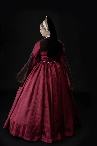 Una Mujer Tudor Vestido Rojo Marrón Pie Sobre Fondo Negro — Foto de Stock