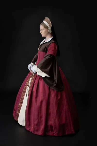 Tudor Woman Red Brown Gown Standing Black Backdrop — Stock Photo, Image