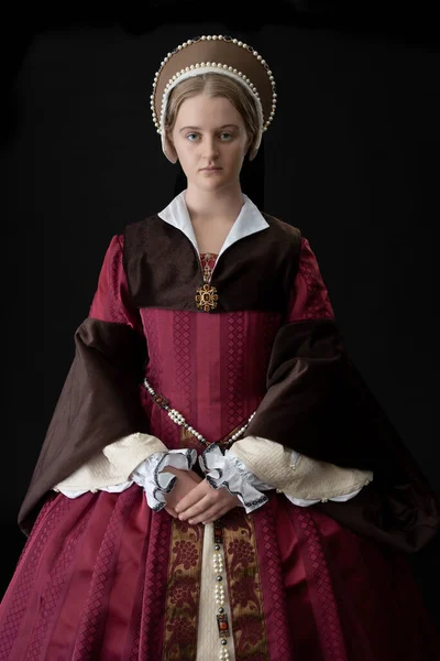 Een Tudor Vrouw Een Rood Bruin Gewaad Staande Tegen Een — Stockfoto