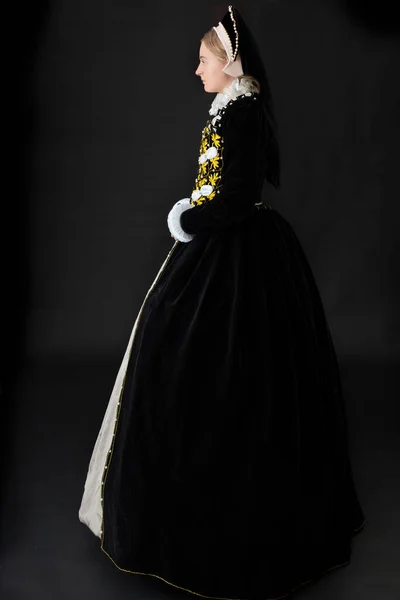 Tudor Woman Black Velvet Gown Gold Embroidery — Stock Photo, Image