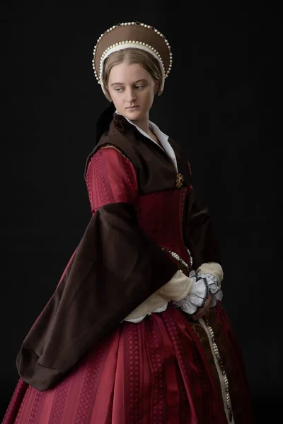 Una Donna Tudor Abito Rosso Marrone Piedi Uno Sfondo Nero — Foto Stock