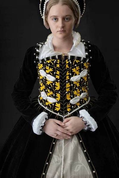 Tudor Γυναίκα Μαύρο Βελούδινο Φόρεμα Χρυσό Κέντημα — Φωτογραφία Αρχείου