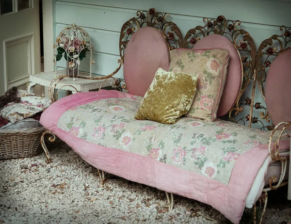 Vintage Shabby Chic Sofa Wrought Iron Frame Pink Covers Cushions — Stock Photo, Image