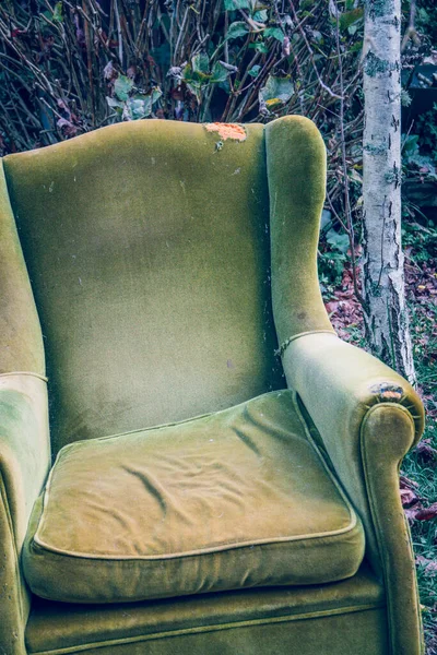 Vintage Zielony Aksamitny Fotel Wyrzucony Jesiennym Ogrodzie — Zdjęcie stockowe