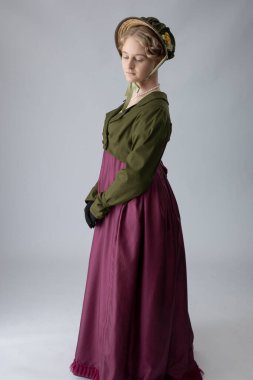 Yürüyen giysiler giyen bir naip kadın. Şapka ve eldiven de var.