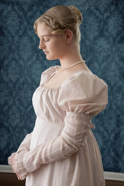ピンクのガウンと真珠のネックレスを着た若いリージェンシーの女性 — ストック写真
