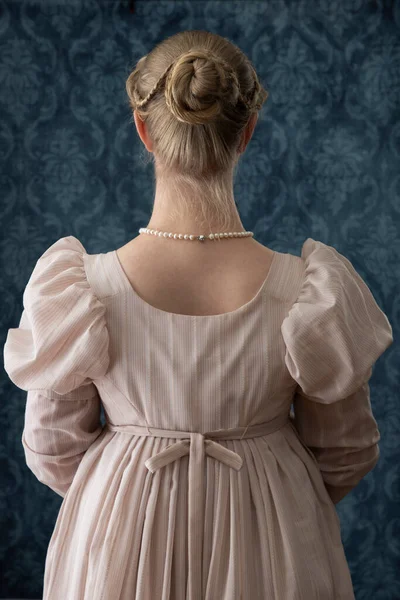 Young Regency Woman Wearing Pink Gown Pearl Necklace — Stock Photo, Image