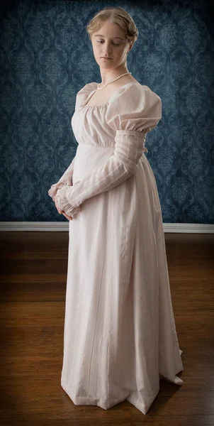 Eine Junge Regency Frau Trägt Ein Rosa Kleid Und Eine — Stockfoto