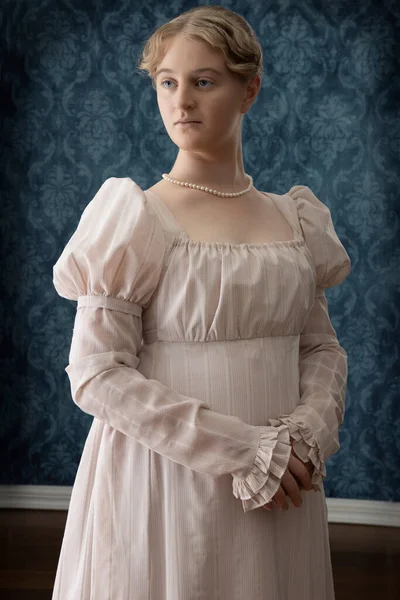 Une Jeune Femme Regency Portant Une Robe Rose Collier Perles — Photo