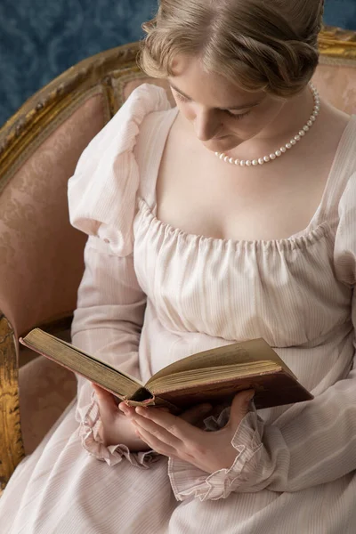 Uma Jovem Regente Usando Vestido Rosa Colar Pérolas — Fotografia de Stock