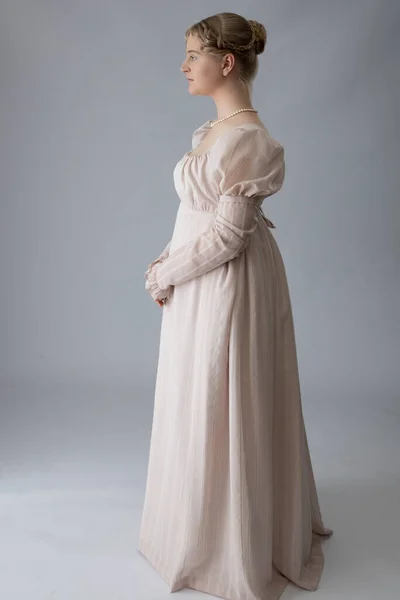 Uma Jovem Regente Usando Vestido Rosa Colar Pérolas — Fotografia de Stock