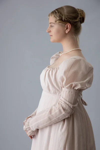 Ung Regency Kvinna Bär Rosa Klänning Och Pärla Halsband — Stockfoto