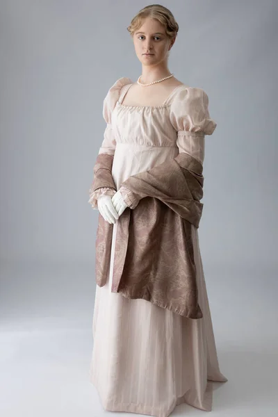 Eine Junge Regency Frau Trägt Ein Rosa Kleid Und Eine — Stockfoto