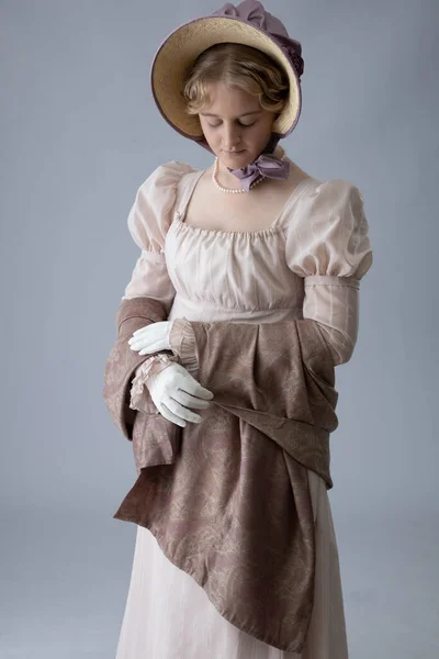 Una Giovane Donna Regency Indossa Abito Rosa Una Collana Perle — Foto Stock